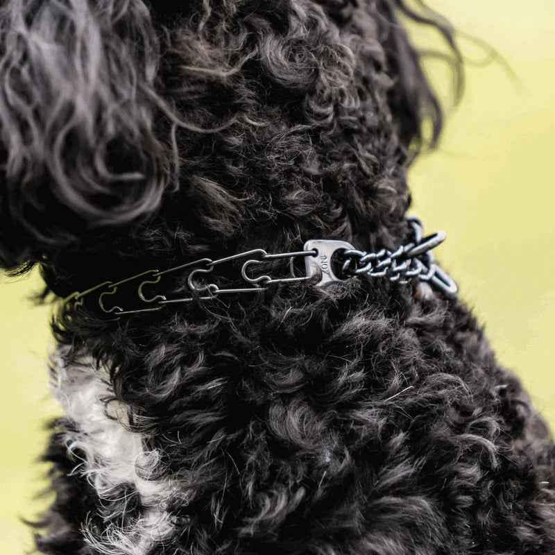 ULTRA-PLUS Micro Zgardă de dresaj pentru câine cu plăcuță centrală și lanț de asamblare – Oțel inoxidabil negru, 1,5 mm, 32 cm / 13