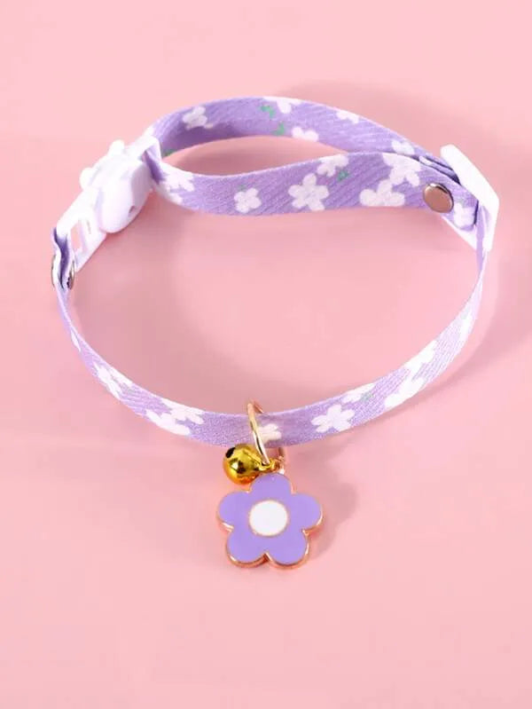 Нашийник за домашен любимец с висулка от камбанка и флорален принт