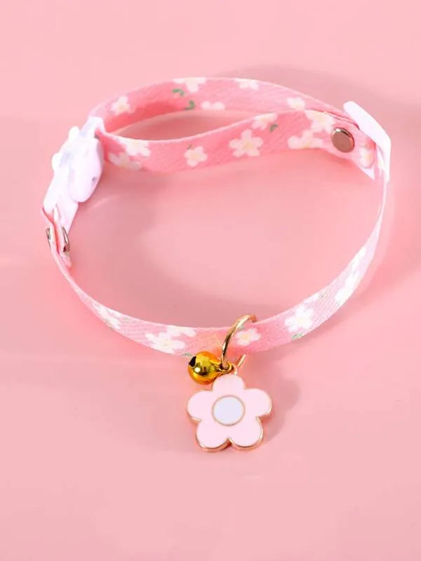 Нашийник за домашен любимец с висулка от камбанка и флорален принт