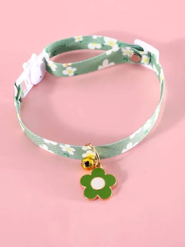 Нашийник за домашен любимец с висулка от камбанка и флорален принт