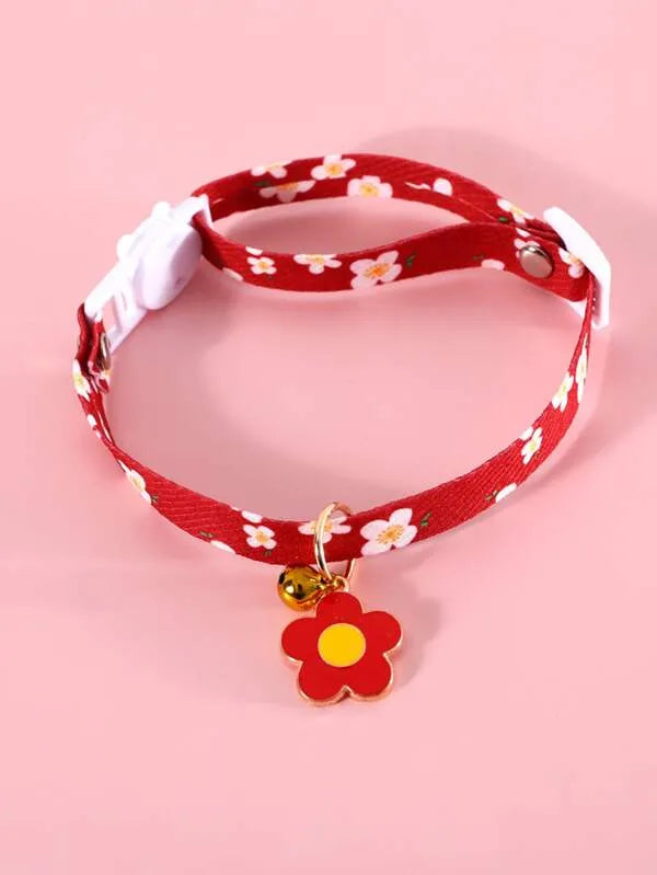 Нашийник за домашен любимец с висулка от камбанка и флорален принт