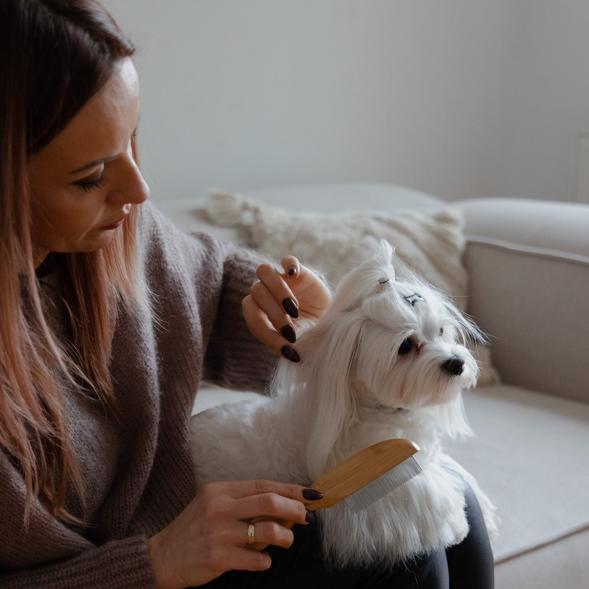 Гребен с бамбукова дръжка и въртящи се зъби (41)