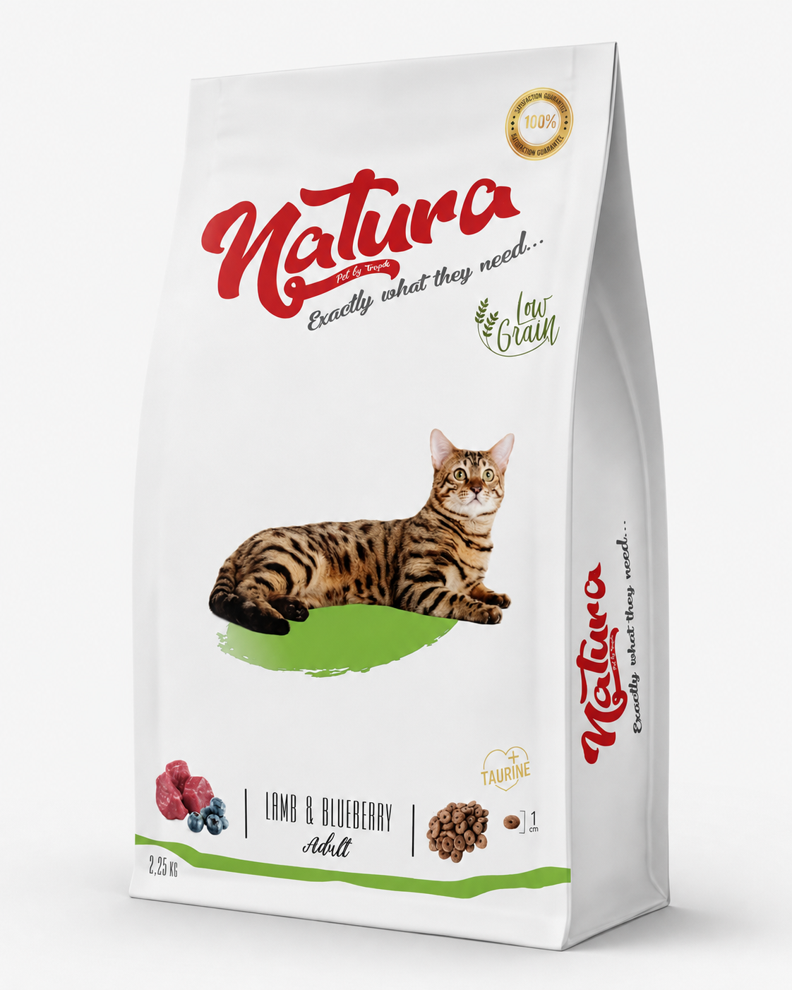 Суха храна за възрастни котки Natura с ниско съдържание на зърна и агнешко месо и боровинки, 2 кг